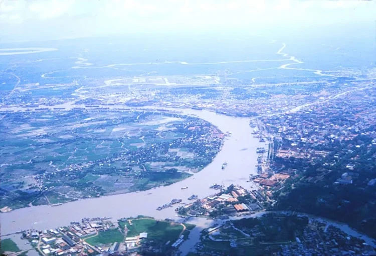 Khu vực Thạnh Mỹ Lợi khi chưa được đầu tư và quy hoạch bài bản, đa phần là đồng ruộng, sông nước chiếm phần lớn