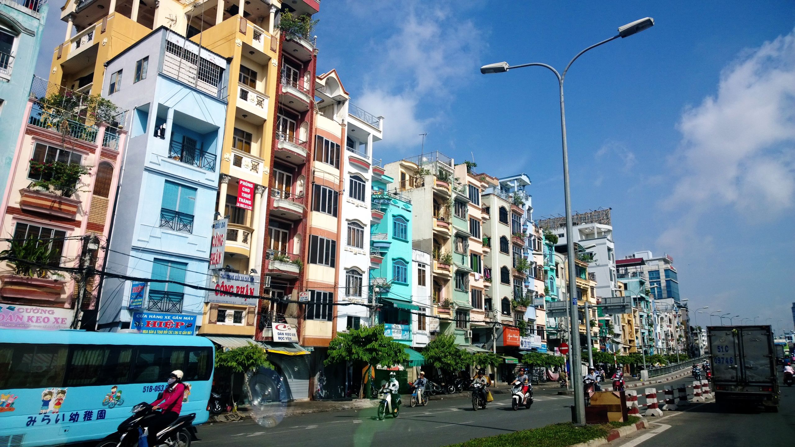 Quận 4 tiếp giáp với nhiều quận trung tâm của Hồ Chí Minh