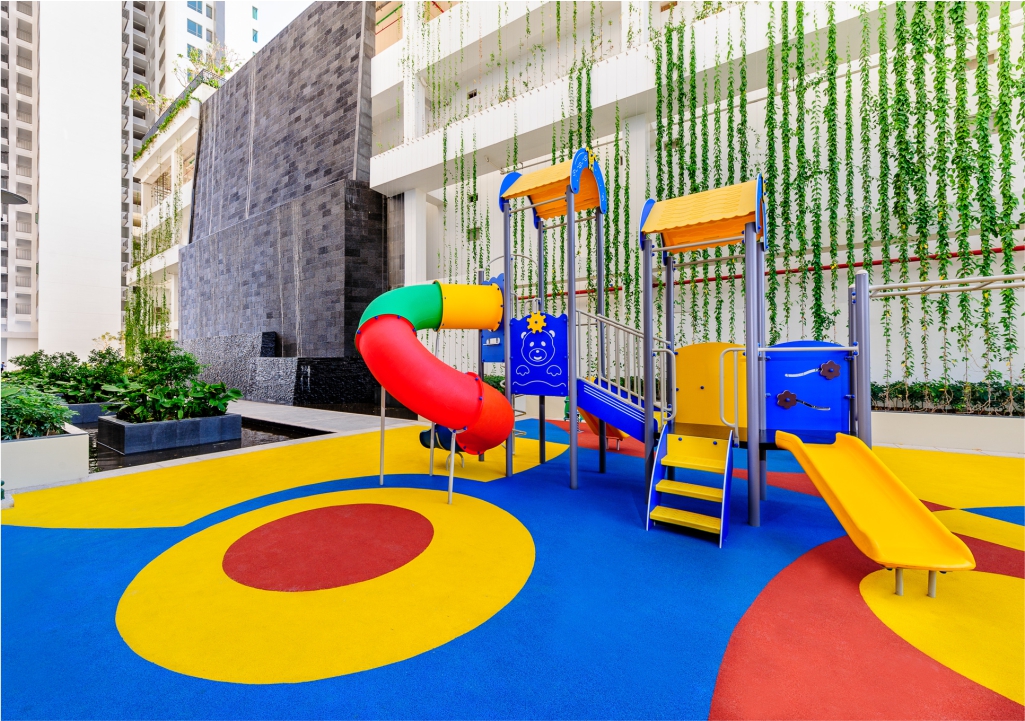 Khu vui chơi trẻ em ngoài trời tại khu căn hộ Riviera Point