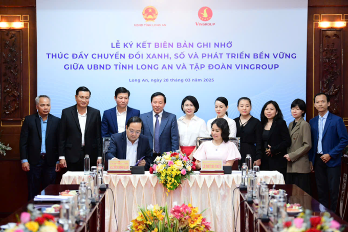 Đại diện UBND tỉnh Long An và đại diện Tập đoàn Vingroup ký biên bản ghi nhớ hợp tác toàn diện. Ảnh: Vingroup