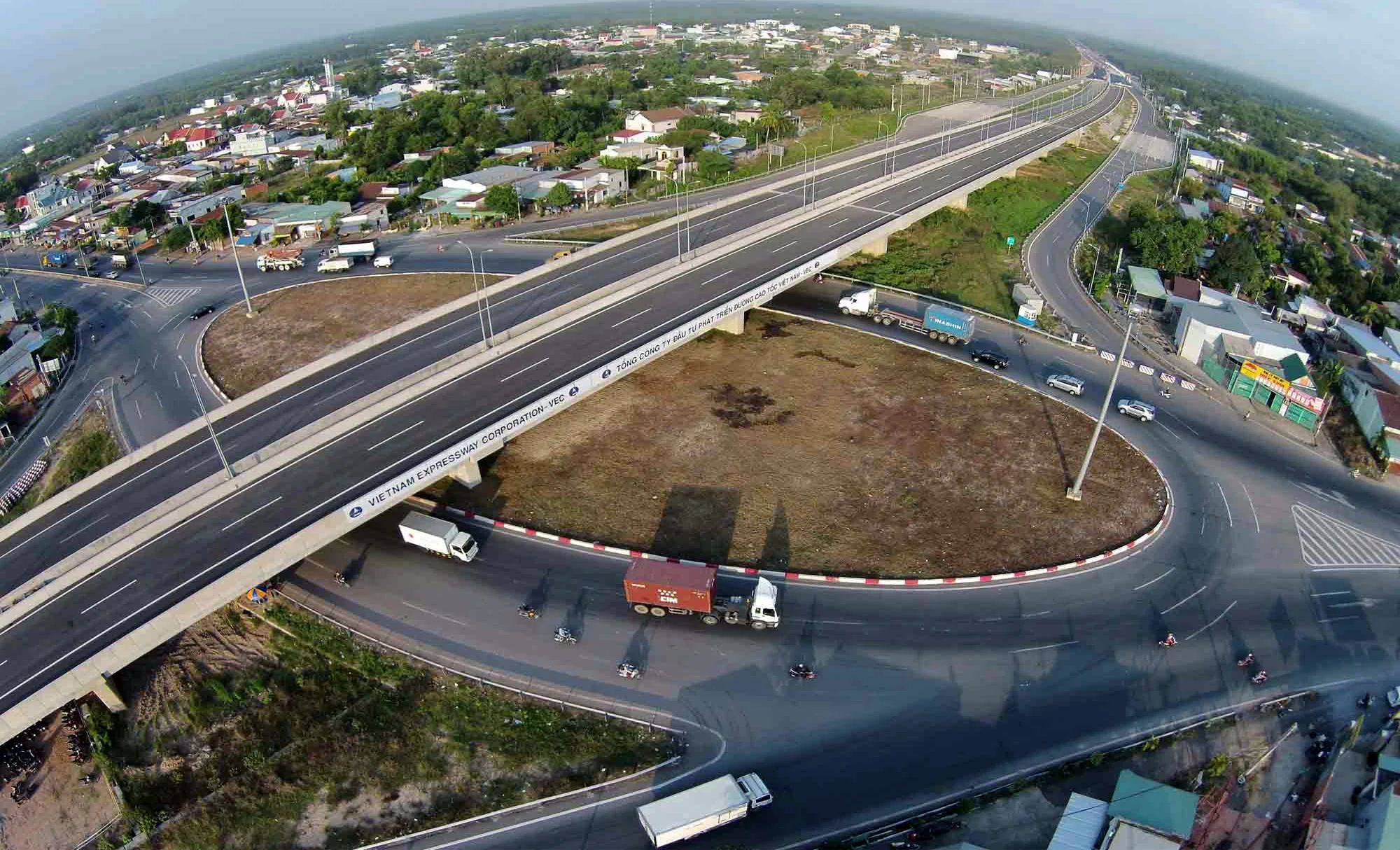 Mua bán đất ở gần đường cao tốc - Cẩn thận lợi bất cập hại