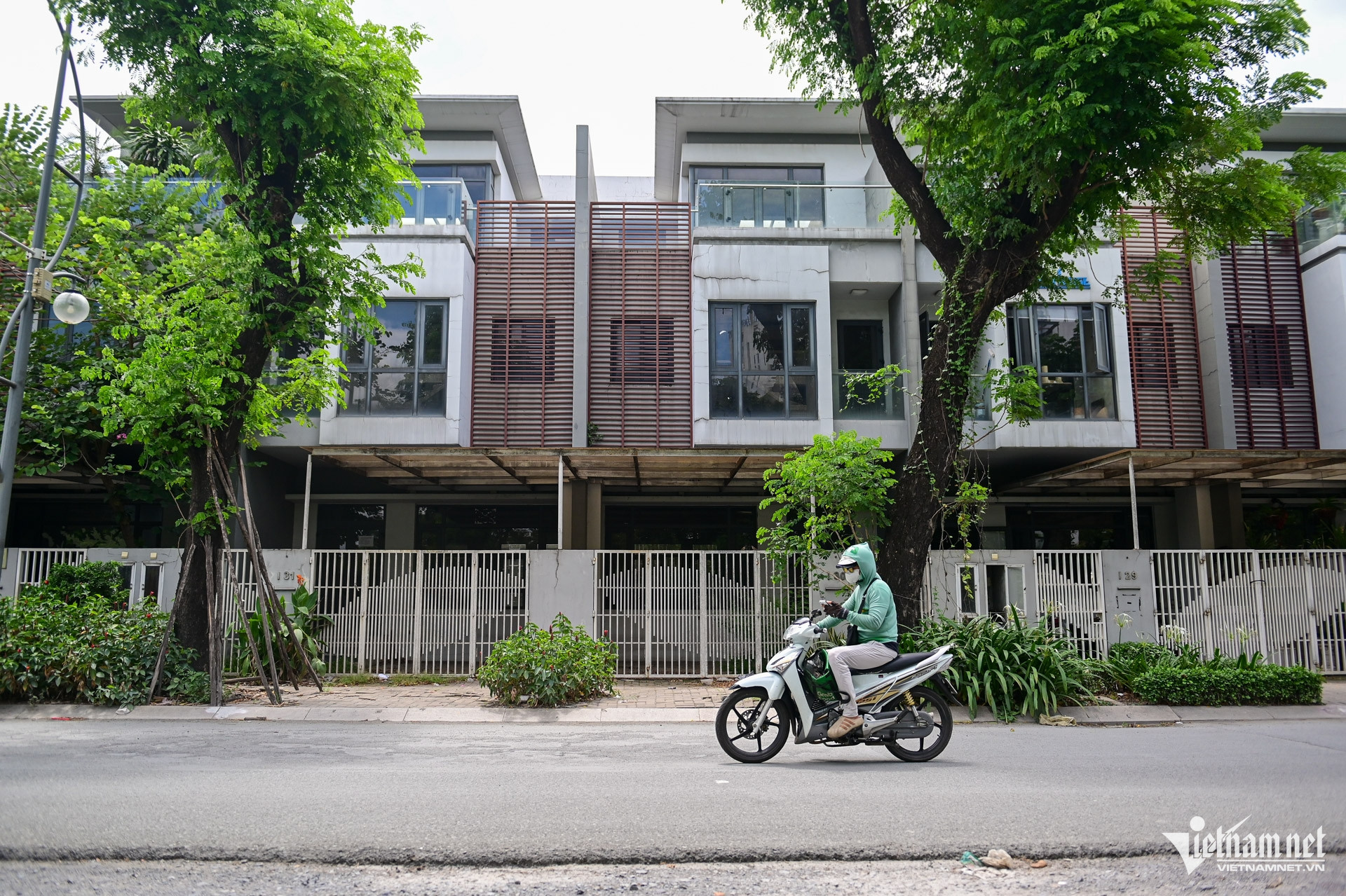 May be an image of 1 person, scooter, road, street and text that says 'telnamnet VIETNAMINET.VN'
