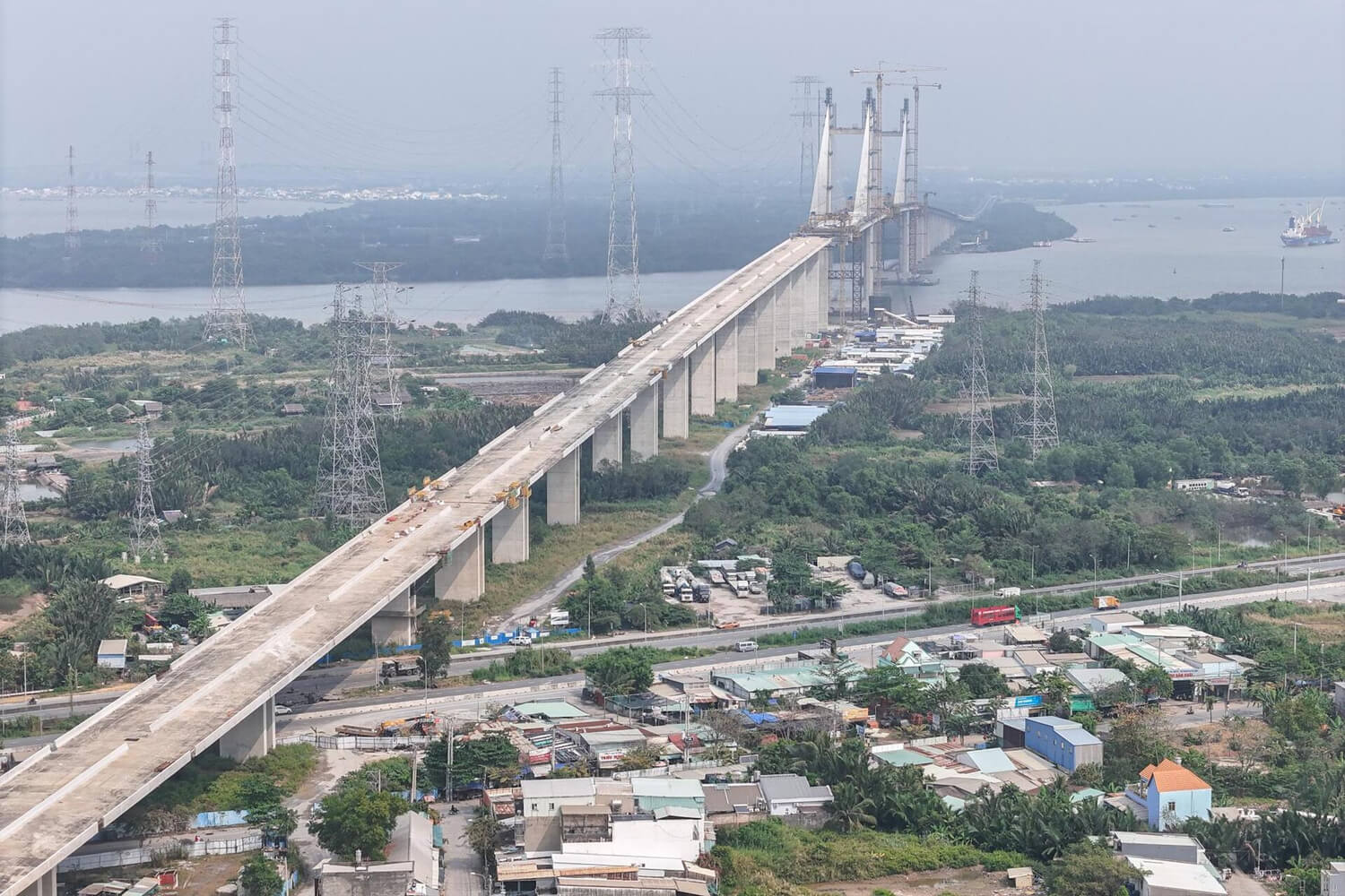 Đoạn đường dẫn lên cầu Bình Khánh bờ phía Cần Giờ nối với cầu Phước Khánh về phía Nhơn Trạch (Đồng Nai) cũng đã cơ bản hoàn thiện.